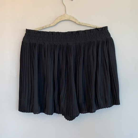 Zara black pleated stretchy shorts - Picture 5 of 7